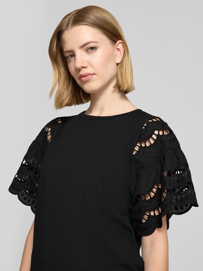 Frauenmodel trägt Damen T-Shirt mit Lochstickerei Modell 'LORAINE' von Soyaconcept aus Reine Baumwolle, Regular-Fit, Nahaufnahme Oberkörper.