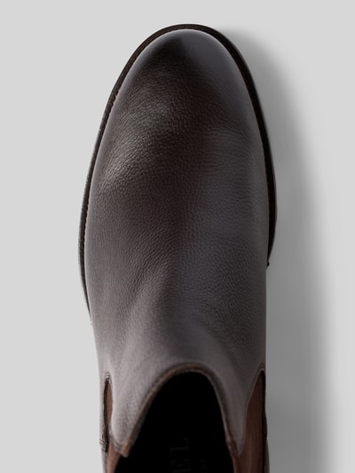 Produktfoto, Boots aus Leder mit elastischen Einsätzen Modell 'Slow' von DIGEL, braun mit abgerundeter Spitze, Detailaufnahme, echtes Leder, strukturierte Oberfläche, Kontext: Herren Boots von DIGEL, Absatzhöhe 3 cm, Schafthöhe 15 cm, Schaftweite 11 cm bei Größe 44.