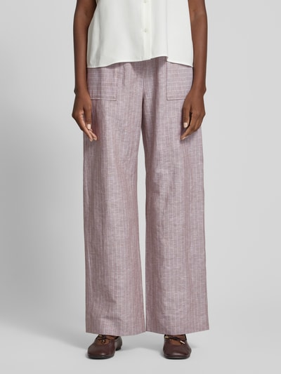 Kobiece modelka nosi Wide Leg Pants aus Leinen-Mix mit Eingrifftaschen od MM by Max Mara, różowe z białymi paskami, luźny krój, elastyczna talia z troczkiem, kieszenie boczne, szerokość w rozmiarze 36: 37 cm, długość wewnętrzna nogawki w rozmiarze 36: 80 cm, Ganzkörperansicht von vorne.