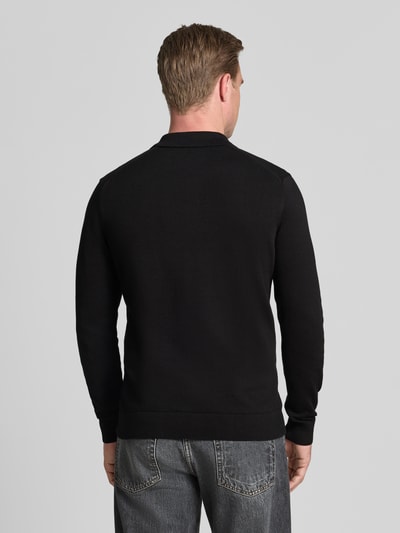 Männermodel trägt zwart slim fit poloshirt uit pure katoen, donkere jeans, Slim Fit Poloshirt aus reiner Baumwolle van ARMEDANGELS, Ganzkörperansicht Rückansicht.