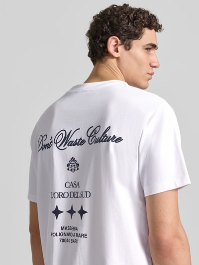 Männermodel trägt Relaxed Fit T-Shirt aus reiner Baumwolle von Don´t Waste Culture in Weiß, Rückenlänge 69 cm, Kurzärmeliges Design, Ganzkörperansicht Rückansicht.