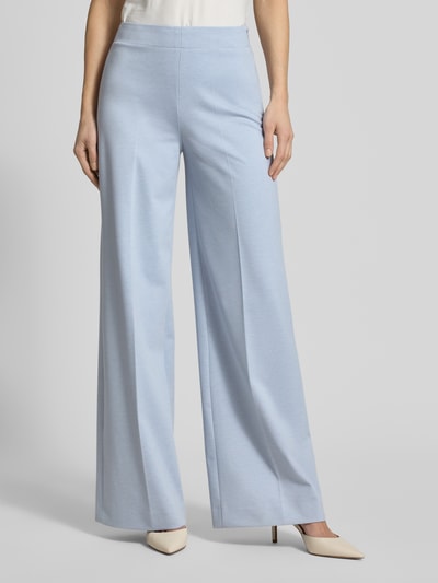 Vrouwenmodel draagt Hose mit weitem Bein und Bügelfalten Modell 'BEFORE' van Drykorn, lichtblauw, materiaal-mix met viscose, wijde pijpen, detailopname, context: damesbroek, taillewijdte 35 cm, binnenbeenlengte 84 cm bij maat 27/34