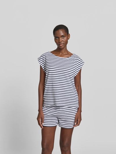 Frauenmodel trägt T-Shirt in Frottee-Optik von Juvia, Baumwoll-Mix, gestreift, Relaxed Fit, Rundhalsausschnitt, Ganzkörperansicht von vorne.