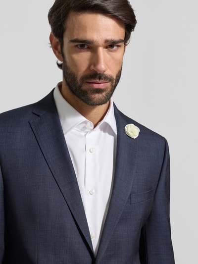Männermodel draagt Slim Fit 2-knoops colbert met sierdetail van CG Club of Gents, mix van scheerwol en elastaan, reverskraag, 2-knoopsluiting, strookzak op de borst, klepzakken, kissing buttons, zij-splitten, binnenzakken, kleur donkerblauw, detailopname bovenlichaam.
