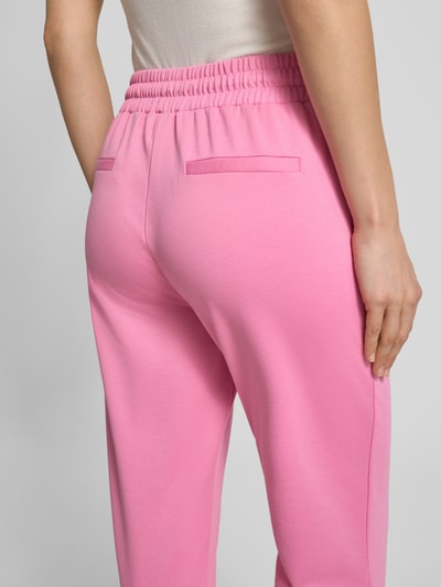 Frauenmodel trägt Sweatpants mit Tunnelzug Modell 'KATE' von ICHI in Rosa, Regular Fit, elastischer Bund, Detailaufnahme Rückansicht.