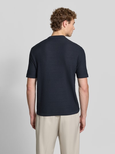 Männermodel trägt Slim Fit Strickshirt aus reiner Wolle von Emporio Armani, dunkelblau, Kurzarm, gerippte Abschlüsse, Rückenansicht, Ganzkörperansicht Rückansicht.