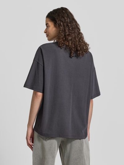 Frauenmodel trägt Relaxed Fit T-Shirt mit floralem Stitching von JAKE*S STUDIO WOMAN, dunkelgrau, lockere Form, Halbarm, Ganzkörperansicht Rückansicht.