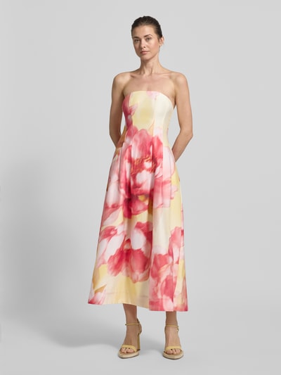 Frauenmodel trägt Cocktailkleid im Off-Shoulder-Look Modell 'Mirielle' von Forever New, Midi A-Linie, florale Muster in Rosa-Gelb, Lyocell-Mix mit Leinen-Anteil, Ganzkörperansicht von vorne.