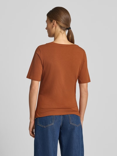 Vrouwenmodel draagt T-shirt met strass-steentjes van MORE, katoenmix met stretch, getailleerde pasvorm, ronde hals, ruglengte maat 36: 57 cm, geheel lichaamsaanzicht achteraan.