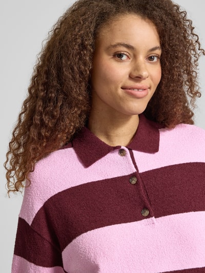 Frauenmodel trägt Regular Fit Poloshirt aus Baumwoll-Mix von Marc O'Polo Denim, Optik:Allover-Muster, Blockstreifen-Muster, Frottee, Nahaufnahme Oberkörper.
