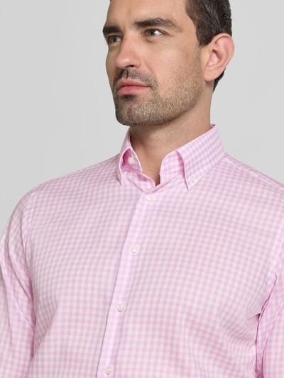 Männermodel trägt Regular Fit Business-Hemd mit Button-Down-Kragen von Christian Berg Men im rosa Vichy-Karo, Knopfleiste, Nahaufnahme Oberkörper. Rückenlänge, Schulterbreite und Ärmellänge bei Größe 39/40 im Kontext.