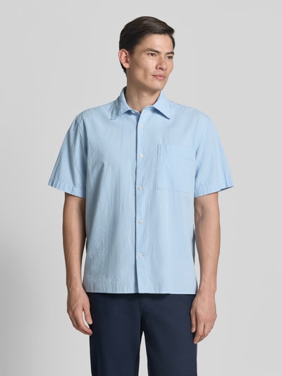 Männermodel trägt Relaxed Fit Freizeithemd aus reiner Baumwolle Modell 'STUART' von SELECTED HOMME, Optik:Allover-Muster, Ganzkörperansicht von vorne