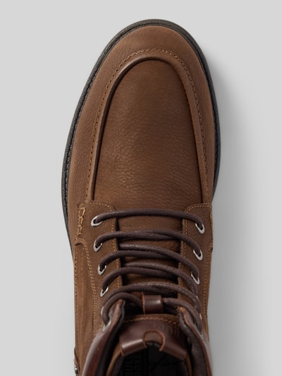 Produktfoto, Boots aus Leder mit Reißverschluss von BULLBOXER in Braun, abgerundete Spitze, sichtbare Schnürung, strukturierte Oberfläche, Kontext: Herren Boots aus echtem Leder, Schnürung, Reißverschluss, profilierte Sohle, Absatzhöhe 4 cm, Schafthöhe 14 cm, Schaftweite 10 cm