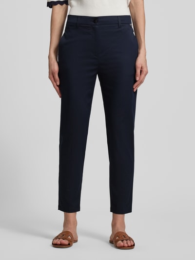 Frauenmodel trägt Hose mit Bügelfalten und Eingrifftaschen von Marc Cain aus Baumwoll-Viskose-Mix, Regular-Fit, dunkelblau, Ganzkörperansicht von vorne.
