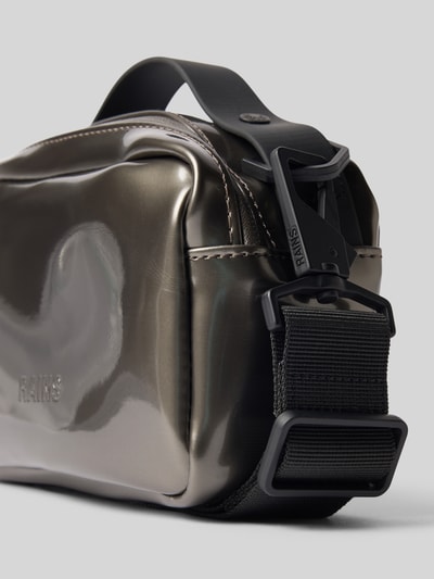 Produktfoto, glänzende Damen Handtasche mit Reißverschluss Modell 'BOX BAG MICRO' von RAINS, verstellbarer Schulterriemen, Detailaufnahme