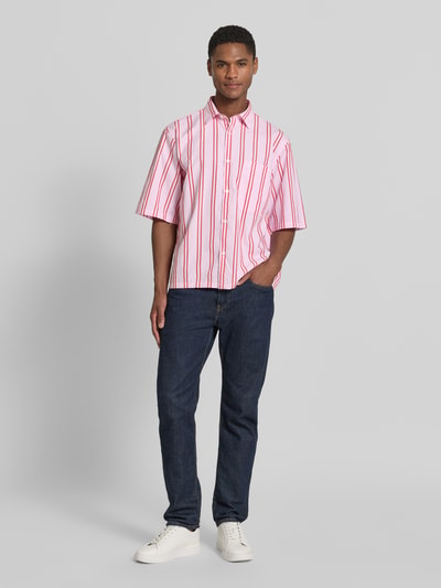 Männermodel trägt Regular Fit Freizeithemd mit Kentkragen und Brusttasche von Lindbergh, Reine Baumwolle, Allover-Look, Ganzkörperansicht von vorne.
