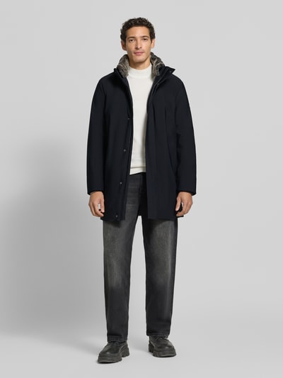 Männermodel trägt Regular Fit Parka mit abnehmbarem Kunstfellbesatz Modell 'Flex' von Strellson in Dunkelblau, Ganzkörperansicht von vorne, Herren Parka von Strellson.