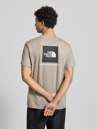 Männermodel trägt Regular Fit T-Shirt aus Baumwoll-Mix Modell 'EVOLUTION' von The North Face, Rückseite, Label-Detail, Ganzkörperansicht Rückansicht. Herren T-Shirt mit Rundhalsausschnitt, Rückenlänge bei Größe M 70 cm, in neutralem Farbton.