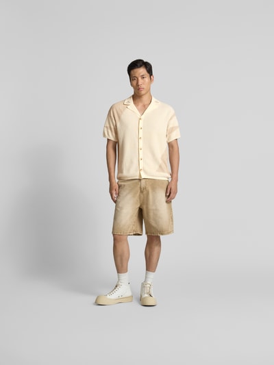 Männermodel trägt Relaxed Fit Freizeithemd in Strick-Optik von Don't Waste Culture aus Baumwoll-Mix mit Reverskragen, Ganzkörperansicht von vorne.