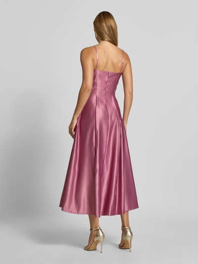 Frauenmodel trägt Abendkleid aus Satin mit Spaghettiträgern von Rinascimento in Rosa, taillierte Passform, Rückseite, Ganzkörperansicht Rückansicht.