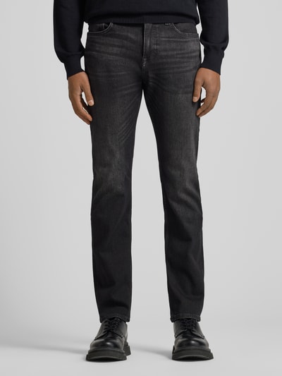 Mannelijk model draagt Slim fit jeans van katoenmix, 5-pocketmodel, denimlook, labelpatch en studs. Model 'DELAWARE BO S.ELECTION' van BOSS Oranje, ganzebodyvooraanzicht.