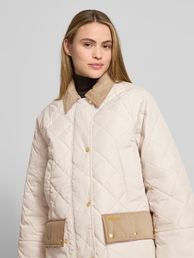 Modelka kobieca nosi Regular Fit Steppjacke mit Cord-Details Modell 'ALDBURGH' od Barbour, jasny beż, pikowana faktura, zbliżenie górnej części ciała.