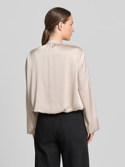 Frauenmodel trägt Regular Fit Blazer aus Satin mit Reißverschluss von Betty Barclay, Stehkragen, Eingrifftaschen, Rückenlänge 50 cm, Brustweite 56 cm, Ärmellänge 58 cm, in Beige mit weicher, glatter Satin-Haptik, Ganzkörperansicht Rückansicht.