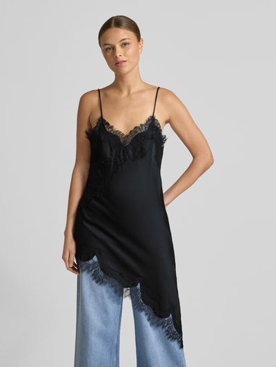 Frauenmodel trägt Trägertop mit Spitzenbesatz von Mango aus reiner Viskose, taillierter Schnitt, Spaghettiträger, Rückenlänge 93 cm, Ganzkörperansicht von vorne.