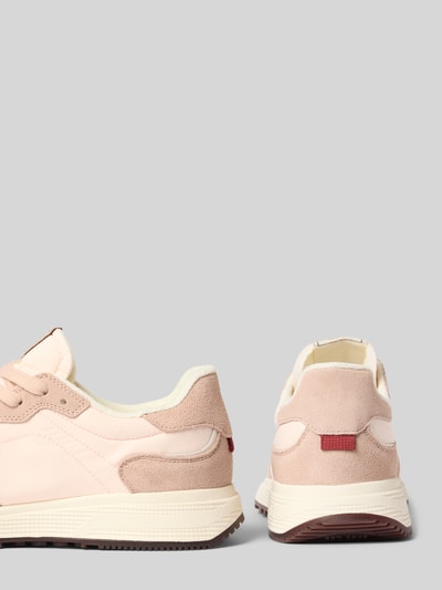 Produktfoto, Sneaker aus Leder-Mix mit Logo-Detail Modell 'Beywin' von Gant, Damen Sneaker in Beige und Rosa, abgerundete Passform, Schnürverschluss, Absatzhöhe 3 cm, Schafthöhe 7 cm, Schaftweite 9 cm, strukturierte Oberfläche.