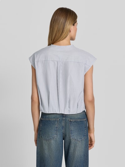 Vrouwenmodel draagt Boxy Fit Kurzarmbluse aus reiner Baumwolle Modell 'GELATINA' van Weekend Max Mara in lichte tinten met fijne strepen, Ganzkörperansicht achteraan, dames blouse met korte mouwen.