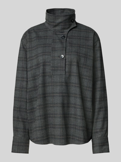 Produktfoto, Bluse mit Stehkragen und kurzer Knopfleiste von Style Icon Collection im Loose Fit mit abgerundetem Saum, kariertes Muster, dezente Grau- und Schwarztöne, feine Textur, Rückenlänge 68 cm, Ärmellänge 59 cm.