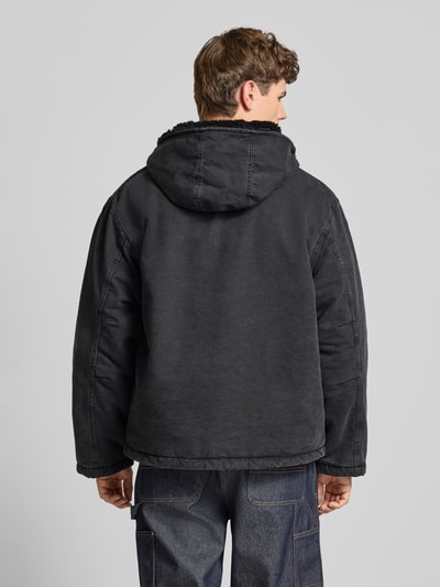 Männermodel trägt Jacke mit Zweiwege-Reißverschluss Modell 'MITCH' von Carhartt Work In Progress in Schwarz, Rückenansicht, Baumwolle, Regular Fit