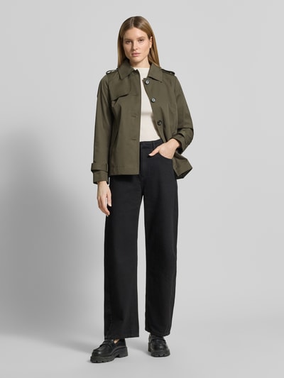 Vrouwenmodel draagt Regular Fit Jacke mit Umlegekragen van Christian Berg Woman Selection in olijfgroen katoenmix met platte kraag, steekzakken en doorlopende knoopsluiting, ruglengte maat 36: 66 cm, schouderbreedte: 36 cm, borstwijdte: 53 cm, mouwlengte: 62 cm, ganzekijk op voorkant.