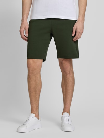 Männermodel trägt Sweatshorts mit elastischem Bund von PAUL SMITH aus Baumwoll-Mix mit Modal-Anteil, Regular-Fit, Tunnlezug, Nahaufnahme Oberkörper.
