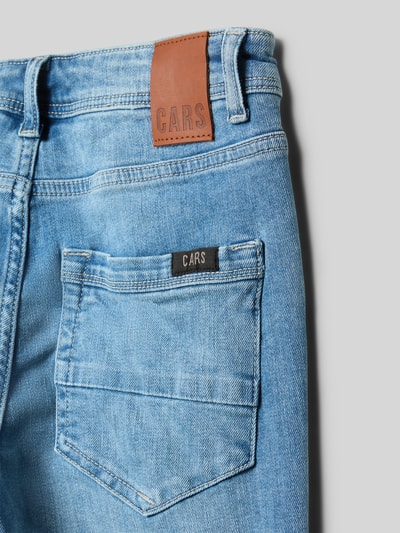 Produktfoto, Jeans im Used-Look Modell 'DOUGLAS' von CARS JEANS, hellblaue Baumwoll-Elasthan-Mischung, sichtbares Label-Detail, strukturierte Oberfläche