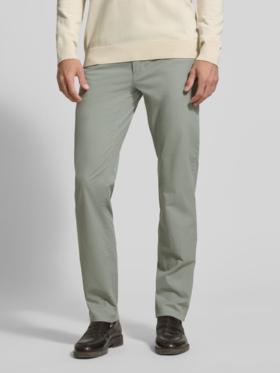Männermodel trägt Regular Fit Hose mit 5-Pocket-Design aus katoenmix Modell 'Cadiz' van Brax in effen lichtgroen, herenbroek, vooraanzicht, detailopname.