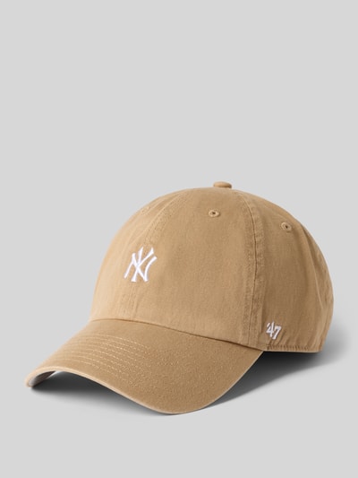 Produktfoto, Basecap aus reiner Baumwolle mit eingestickten Luftlöchern von '47, beige Farbe, weißes Logo, klassische Passform, strukturierte Oberfläche, verstärkter Schirm, verstellbarer Verschluss, Motiv- und Logo-Stitching.