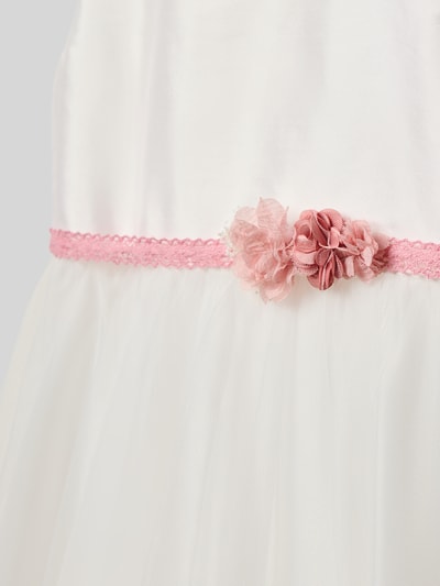 Produktfoto, Długa sukienka z okrągłym dekoltem z mieszanki bawełny od Une Hautre Couture, taliowany krój, listwa guzikowa, ozdobne obszycie, wiązany detal, halka pod sukienkę, długość tyłu 102 cm w rozmiarze 134, białe i różowe kolory, delikatna faktura materiału.