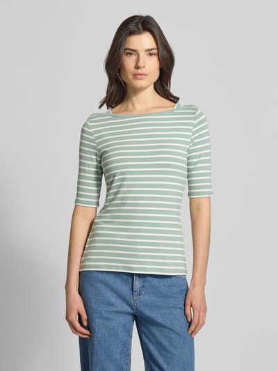 Vrouwenmodel draagt Slim Fit T-shirt uit viscosemix van Comma met envelophals en halflange mouwen, ruglengte maat 36: 51 cm, groen-witte strepen, mix van viscose en elastaan, slim fit, vooraanzicht bovenlichaam.