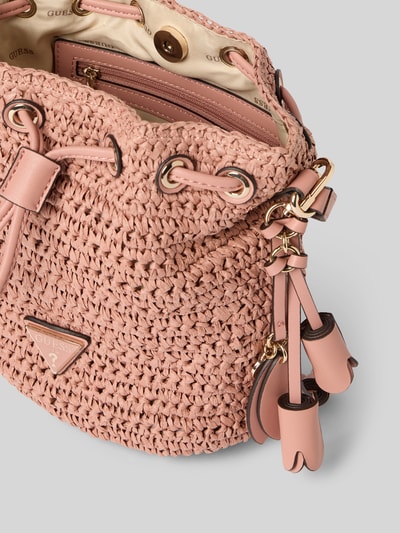 Productfoto, Handtasche in Flecht-Optik Modell 'Ofelia' van Guess in zachtroze papier, met logo-applicatie, hoofdvak met magneetsluiting, afneembare schouderriem van 114 cm, afmetingen 22x20x13 cm