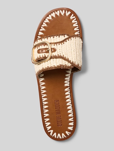 Produktfoto, Slides in Flecht-Optik Modell 'Seabreeze' von Steve Madden, braune und beige Töne, abgerundete Form, Dornschließe, leicht strukturierte Sohle, Absatzhöhe bei Größe 40: 1 cm.