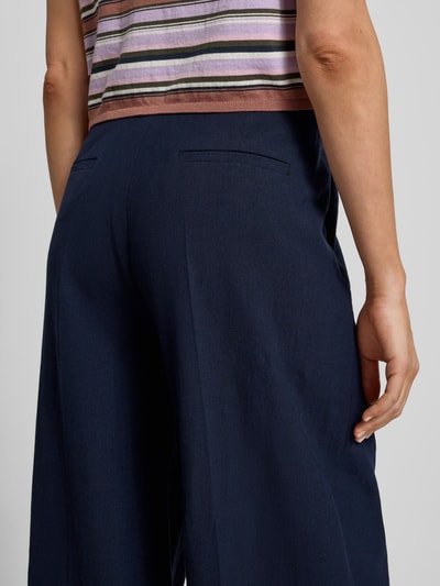 Vrouwenmodel draagt donkerblauwe wide leg broek met achterzakken, linnenmix met viscose, model 'CHRISSY' van SEDUCTIVE, detailopname rugaanzicht.