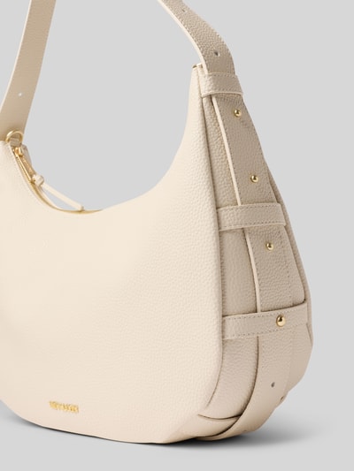Produktfoto, Halfmoon Bag mit Label-Detail Modell 'Lifetime Sister' von Hey Marly, jasne odcienie beżu, faktura skóry naturalnej, widoczne złote nity, Szerokość w rozmiarze 1: 33 cm, długość 28 cm, głębokość 13 cm, długość paska 53 cm, komora główna na zamek, wewnętrzna kieszeń na suwak