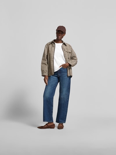 Frauenmodel trägt Regular Fit T-Shirt aus Baumwoll-Mix von Juvia in Weiß, kombiniert mit Jeans, Ganzkörperansicht von vorne. Damen T-Shirt, Elastischer Baumwoll-Modal-Mix, Regular-Fit, Rundhalsausschnitt, Halbarm, überschnittene Schultern, Rückenlänge bei Größe S 56 cm.