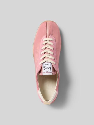 Produktfoto, Sneaker mit Ziernähten von Kenzo in Rosa mit abgerundeter Form, Schnürverschluss aus Satin, strukturierte Sohle