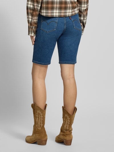 Frauenmodel trägt Regular Fit Bermuda in Denim-Optik von Levi's®, 5-Pocket-Design, blauer Baumwoll-Mix, Ganzkörperansicht Rückansicht.