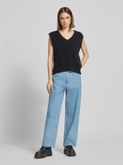 Frauenmodel trägt Wide Leg Jeans im 5-Pocket-Design Modell 'Brandon' von Carhartt Work In Progress aus Reine Baumwolle in Hellblau, Wide-Fit, mit Knopf-Reißverschluss, Ganzkörperansicht von vorne.