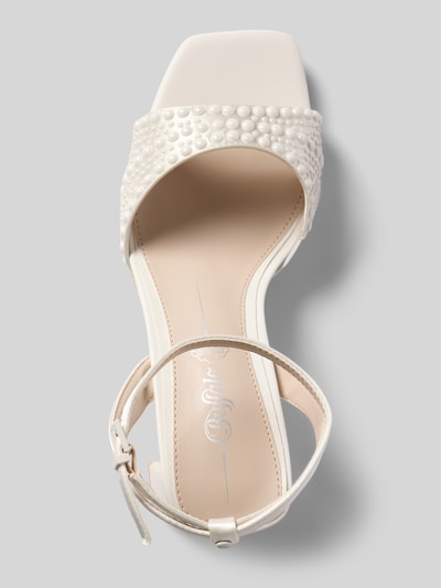 Produktfoto, cremefarbene Sandalette mit Perlen Modell 'ASHLEY PEARL' von Buffalo, Dornschließe, 8 cm Absatz, 11 cm Schaftweite, glatte und strukturierte Texturen