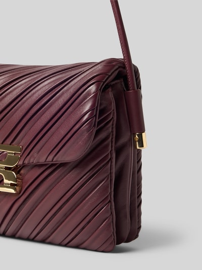 Produktfoto, Crossbody Bag aus echtem Leder von Victoria Beckham in Dunkelrot mit gelegten Falten, geteiltem Hauptfach und Metallverschluss