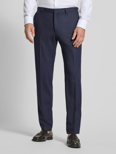 Männermodel trägt dunkelblaue Regular Fit Anzughose mit Schurwoll-Anteil Modell 'Leon' von BOSS mit feiner Nadelstreifenstruktur, Nahaufnahme Unterkörper, Herren Anzughose von BOSS.